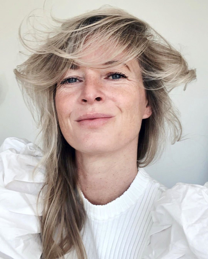 Tous les moyens sont bons pour gommer le premier degr� d'une blouse romantique... Ici : une coiffure d�sinvolte !