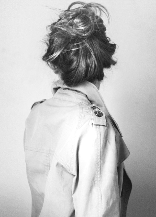 Intemporel, chic et d�sinvolte, le duo trench + chignon coiff�/d�coiff� flou n'en finit pas de s�duire !