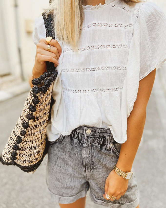 Rien de tel qu'une blouse blanche romantique pour patiner la d�gaine grunge d'un short noir d�lav� !