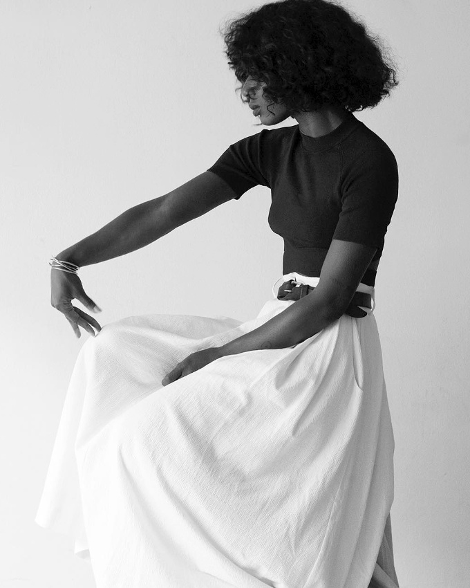 Ample jupe taille haute + ceinture + tee-shirt moulant col rond = le bon mix