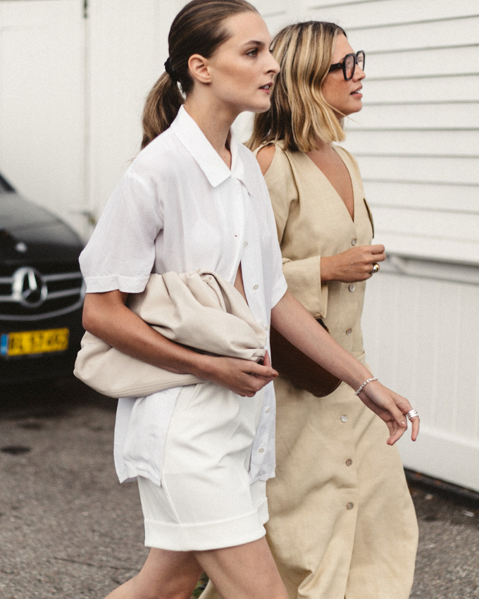 Oui au duo monochrome chemise/short relev� au contact d'une pochette de caract�re !