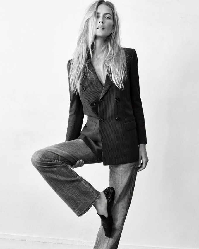 Port�e � m�me la peau sur un jean, la veste de costume brille par sa sensualit� 90's