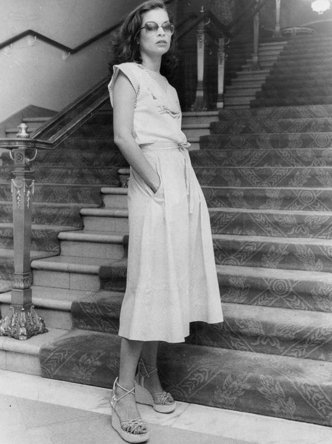 M�lant tee-shirt � manches ultra courtes, jupe midi � poches et lunettes fum�es, ce look a tout bon !