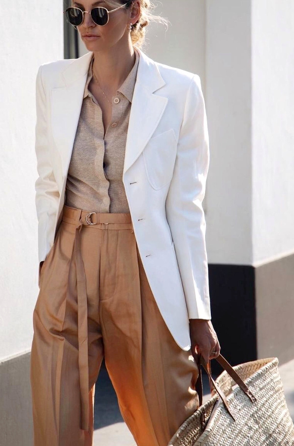 Rien de tel qu'une chemise en maille pour accompagner un costume estival !