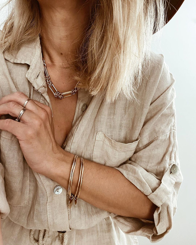 Oui au lin beige �gay� de quelques bijoux dor�s !