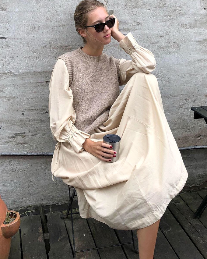 Rien de tel qu'un petit pull sans manches pour r�chauffer une robe estivale quand la m�t�o se fait capricieuse...