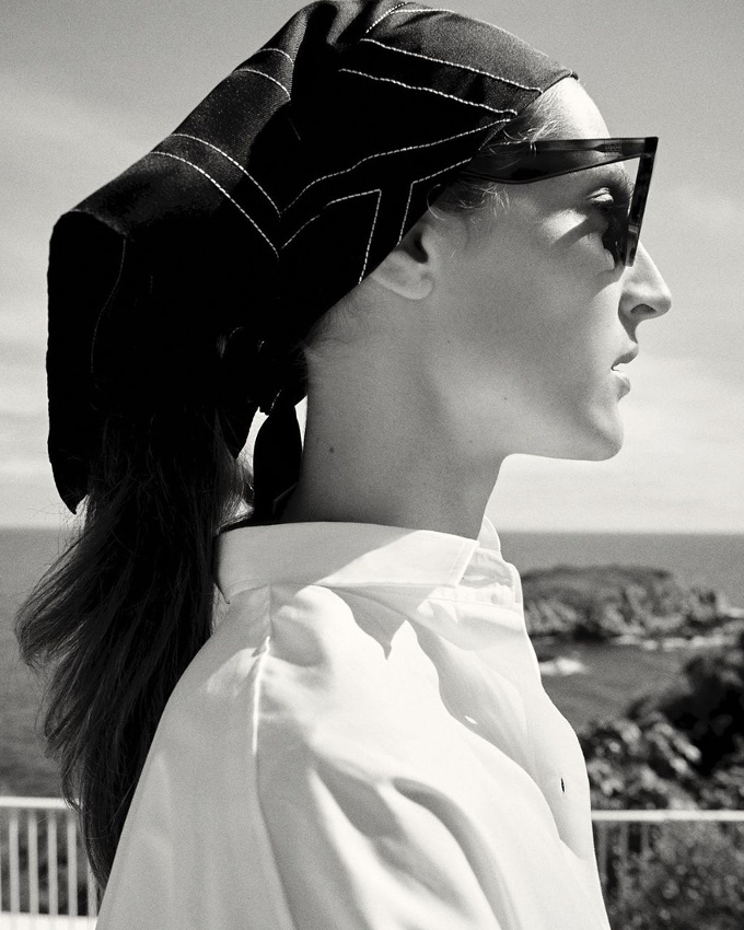 Fichu + chemise blanche + larges lunettes de soleil = le bon mix