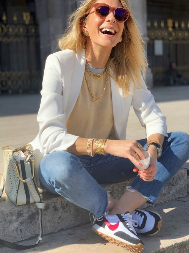 Tenue casual/cool + bijoux dor�s + baskets de caract�re = le bon mix