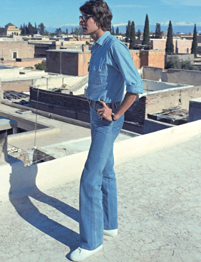 Fascination pour l'intemporalit du total look jean associ  une large ceinture et une paire de baskets blanches...