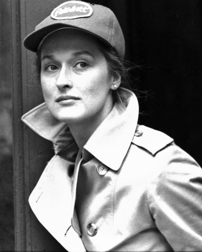 Trench + casquette sportswear = le bon mix