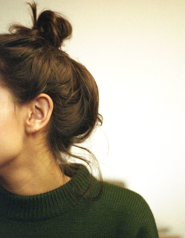 Le charme irr�sistible des chignons hauts r�alis�s � la va-vite....