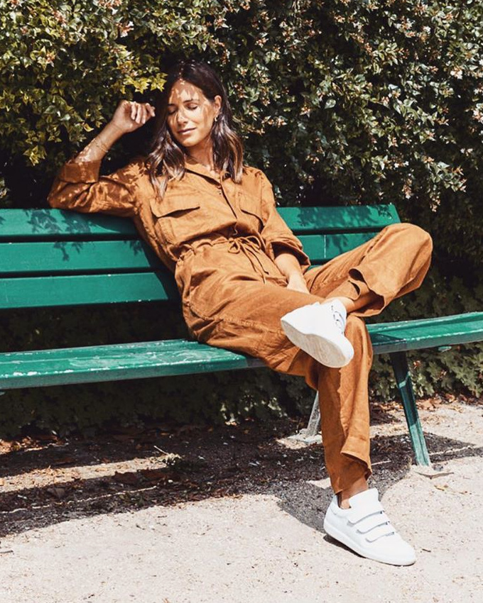 Combinaison caf� au lait + baskets blanches = le bon mix