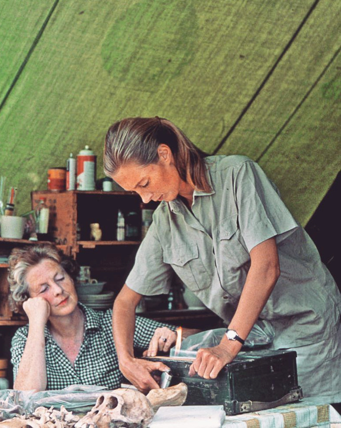 Chemise safari kaki d�lav�e + montre �l�gante = le bon mix