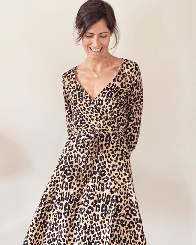 Associ� � une coupe simple et f�minine, le l�opard gagne en �l�gance