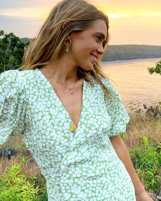 On ne se lasse pas du mix robe � fleurettes blanches sur fond vert/accumulation de fins bijoux !