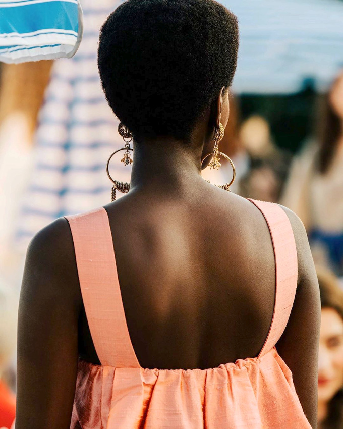 M�lant coupe couture et boucles d'oreilles baroques, cette tenue a tout bon !