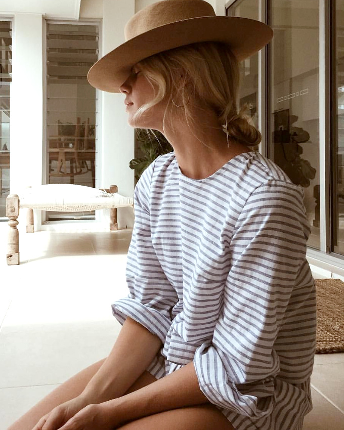 Marini�re + chapeau camel + chignon bas = le bon mix