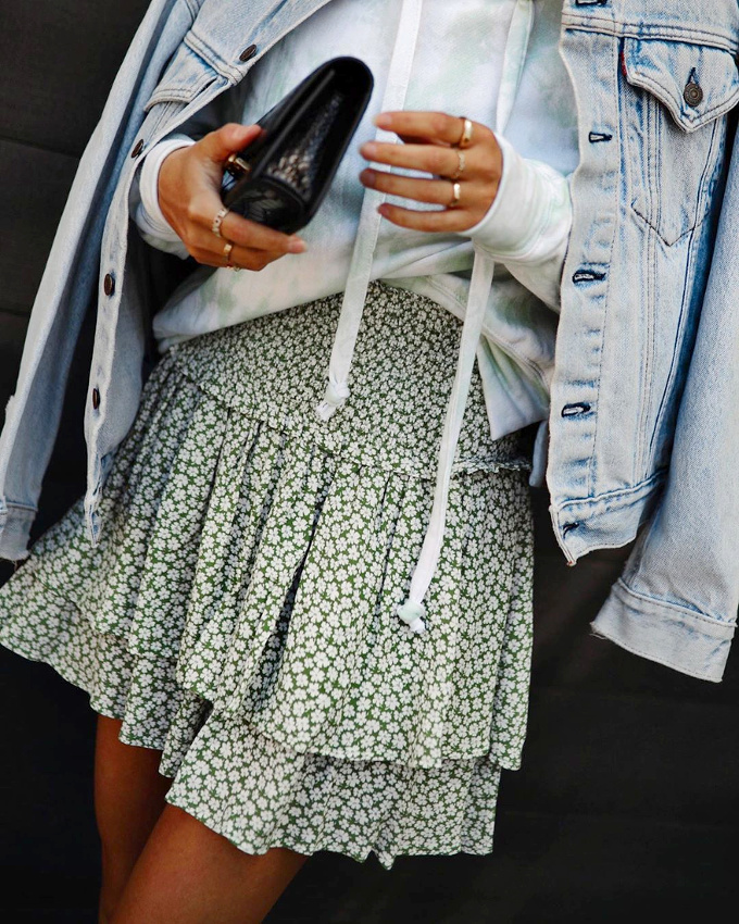 Rien de tel que le duo sweat/veste en jean XL pour twister une petite jupe fleurie !