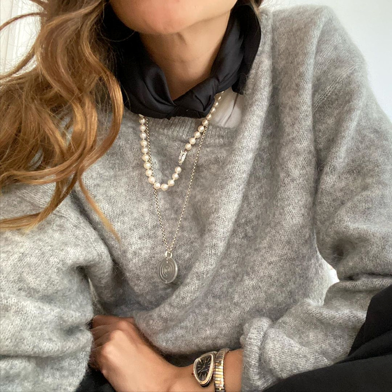 Rien de tel qu'un pull tout doux et un rien trop grand pour patiner le style BCBG de certains accessoires !