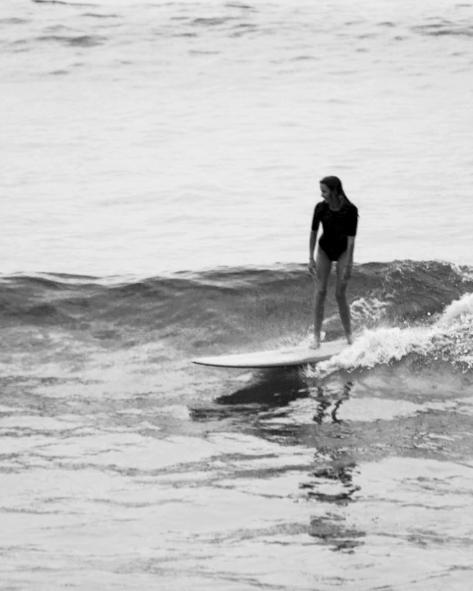 Maillot une pi�ce � petites manches + surf + vague ma�trisable = le bon mix