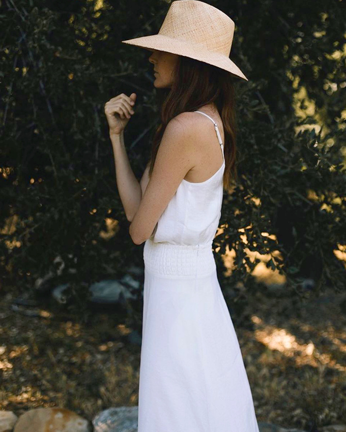 Fine robe blanche + chapeau de paille non premier degr� = le bon mix