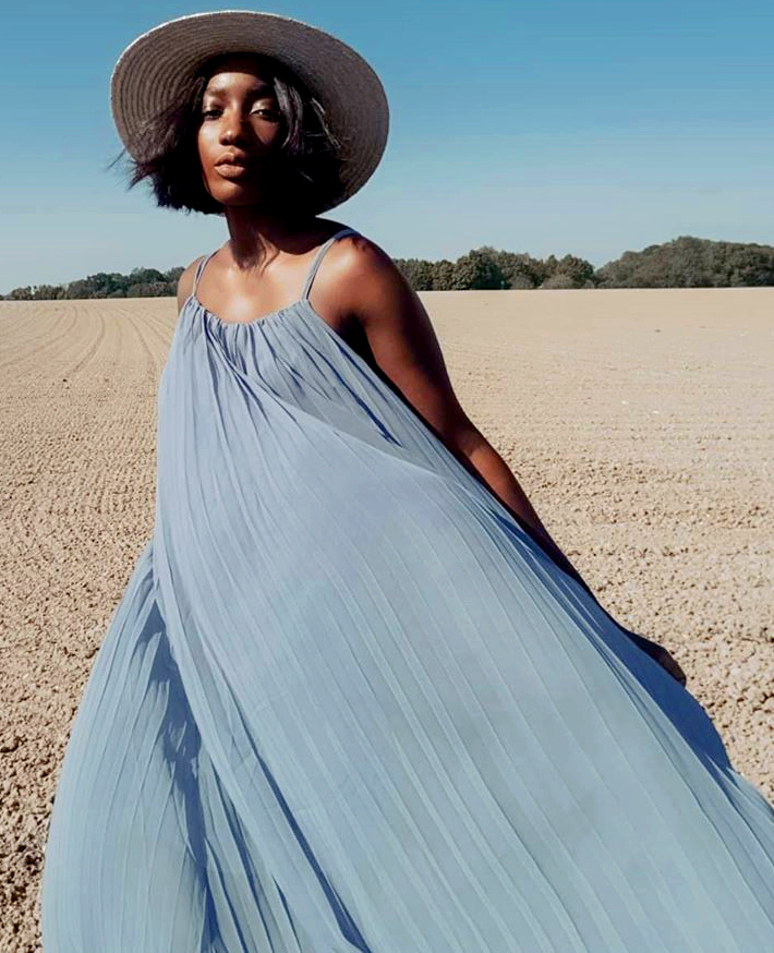 Wanted : une longue robe bleu fum�e !