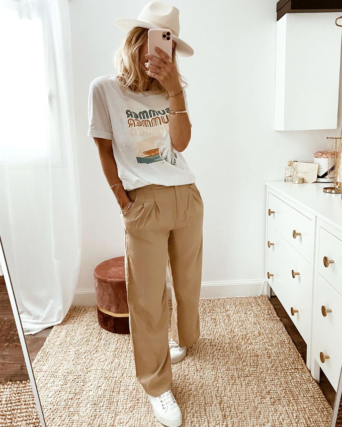 Pantalon large camel � pinces + tee-shirt blanc imprim� + baskets blanches = le bon mix