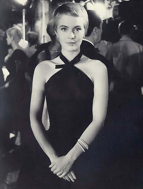 Robe infiniment chic + cheveux tr�s courts = le bon mix