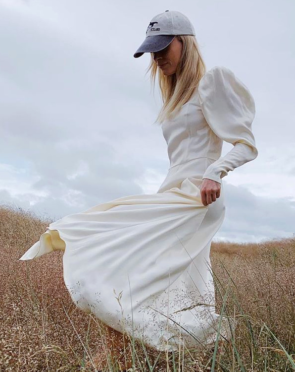 Robe de bal + casquette = le bon mix