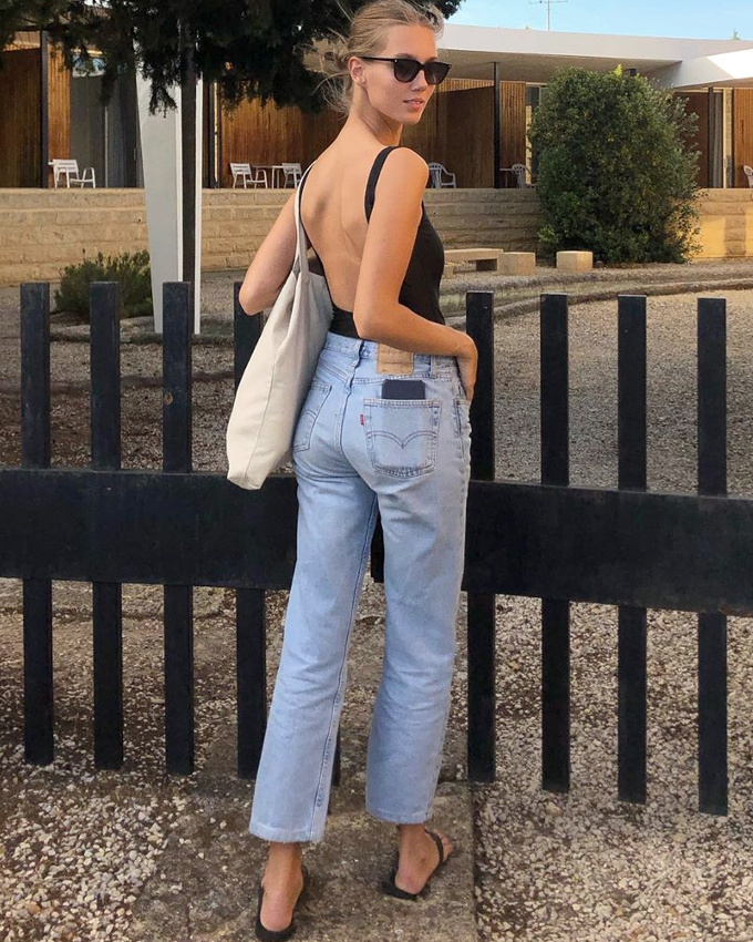 Un jean 7/8, des tongs, un maillot de bain noir... what else ?