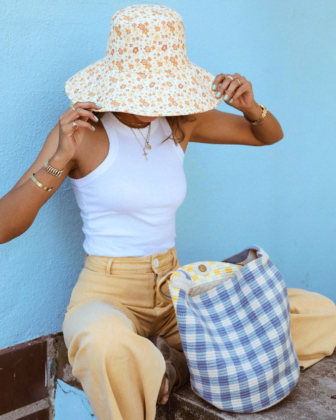 Rien de tel qu'un chapeau en tissu fleuri pour insuffler une note estivale � un look casual !