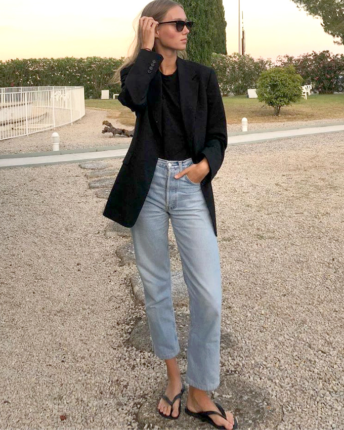 Doucement mais s�rement, les tongs noires gagnent en chic...