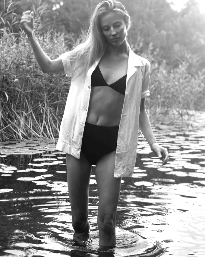 Bikini sexy minimaliste + chemisette = le bon mix