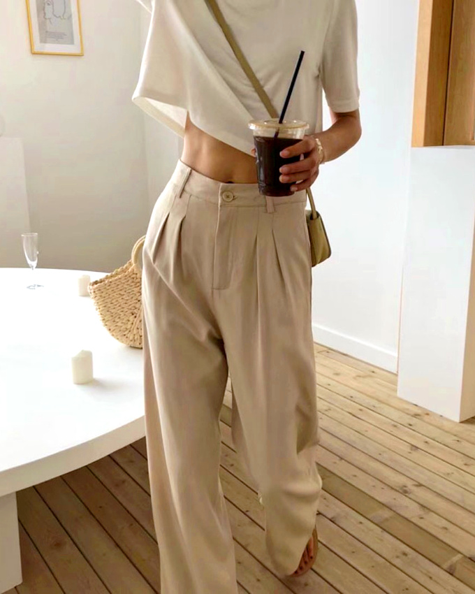 Tee-shirt XL blanc � peine cropped + pantalon large � pinces = le bon mix