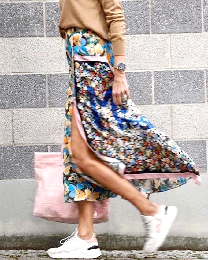 Rien de tel qu'une jupe fleurie haute en couleur accompagn�e de pi�ces sobrement casual !