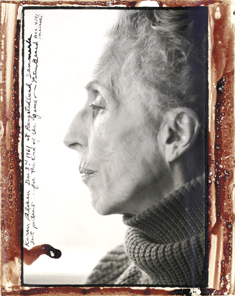 M�lant �criture � m�me la photo, profil ac�r� et �pais col roul�, ce portrait de Karen Blixen �meut