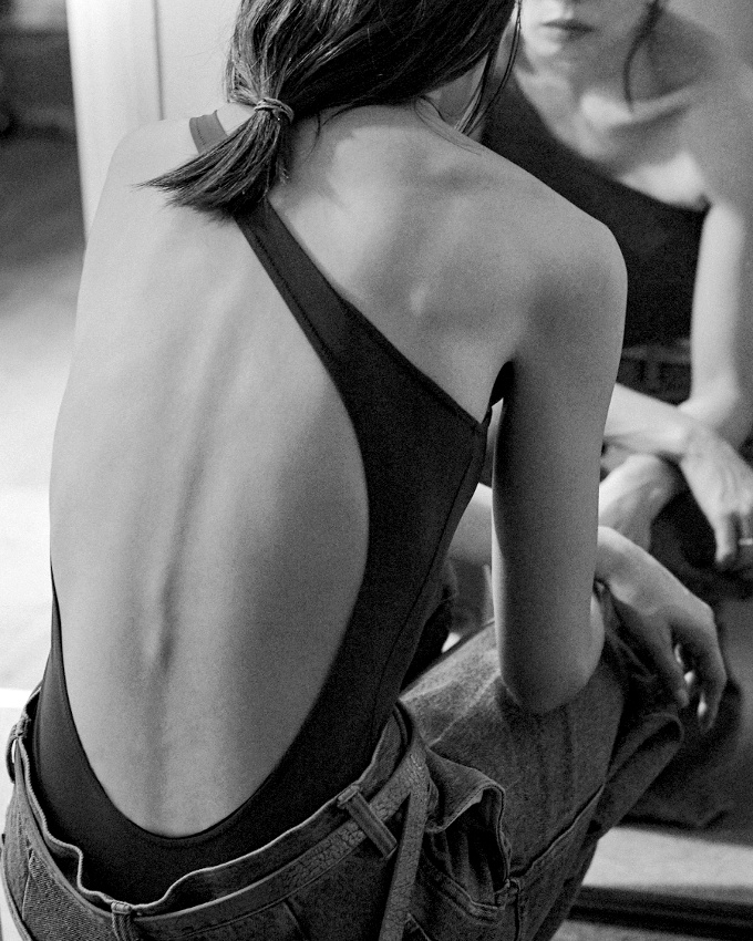 Oui au maillot de bain une pi�ce au dos nu asym�trique !