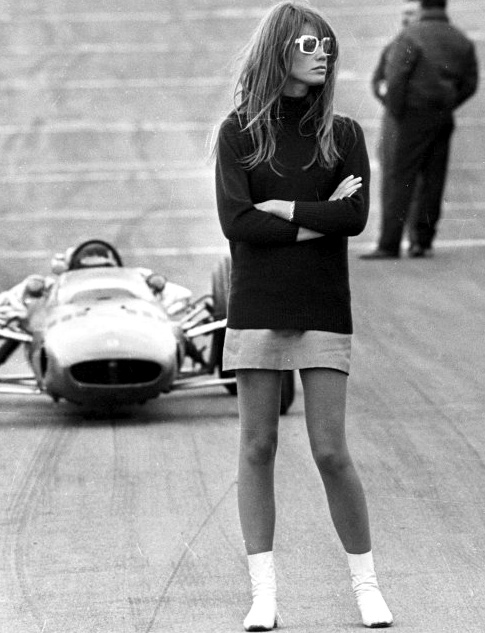 Mini jupe + pull un brin long + lunettes de soleil de caract�re = le bon mix