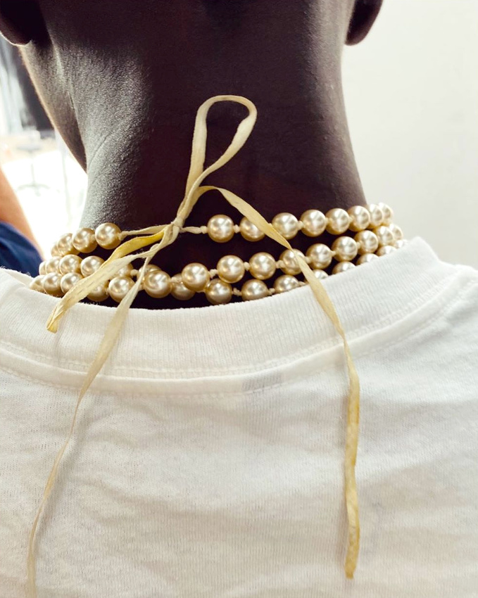 Tee-shirt blanc + d�tail chic = le bon mix