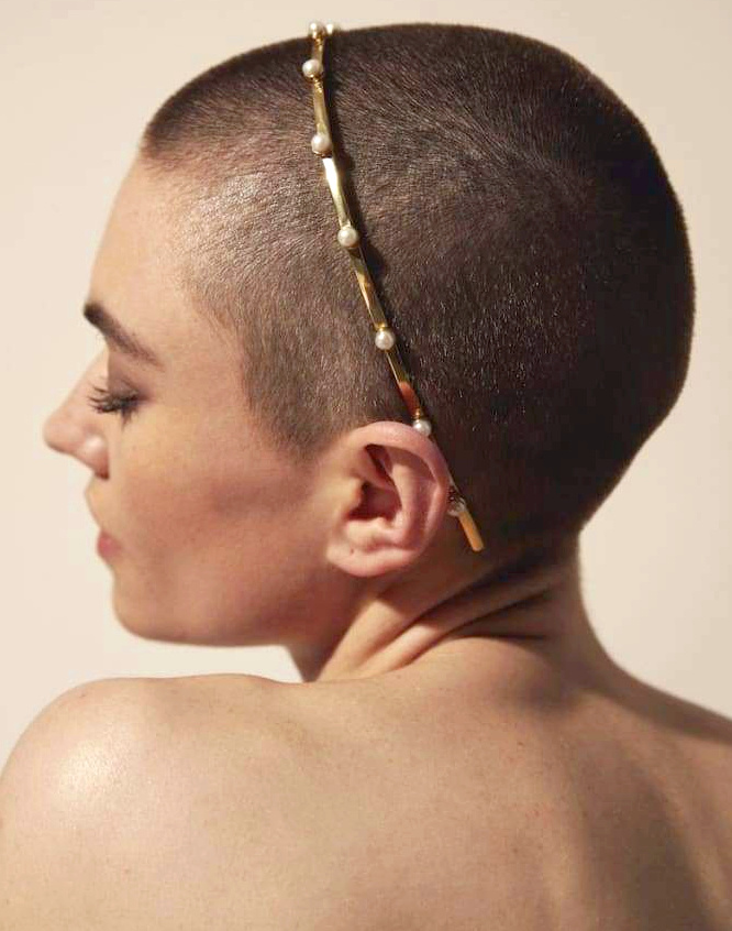 Cheveux ras�s + serre-t�te d�licat = le bon mix