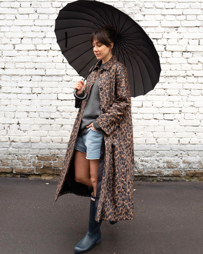 Quand la pluie s'invite en �t�, l'imperm�able l�opard est le seul moyen de garder le moral...