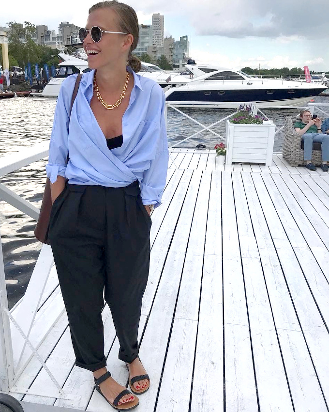 Oui � la chemise port�e en mode cache-coeur !