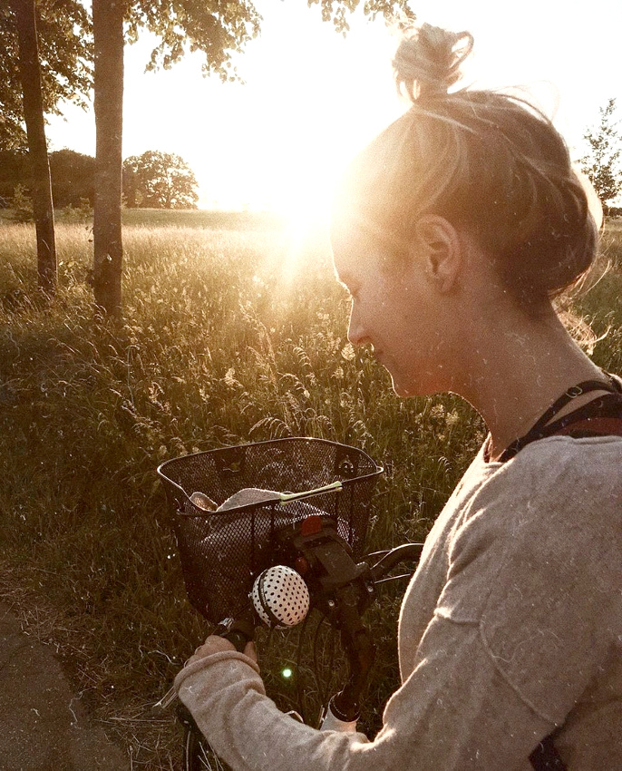 P�daler sur les chemins peu avant le coucher du soleil : un petit plaisir estival � consommer sans mod�ration !