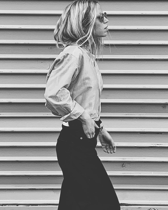 Wanted : une chevelure de surfeuse associ�e � un look seventies !