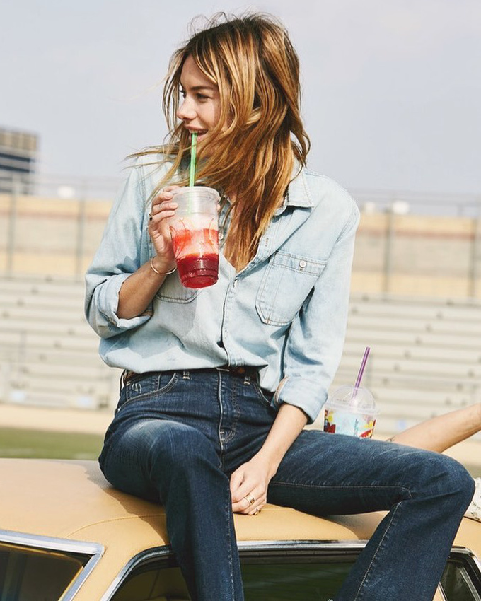 Chemise en jean clair + denim brut + coiffure 