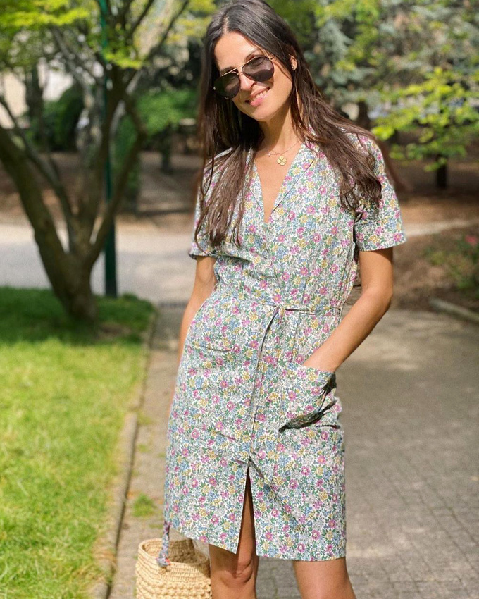 Robe chemise fleurie aux allures de blouse r�tro + lunettes aviateur = le bon mix