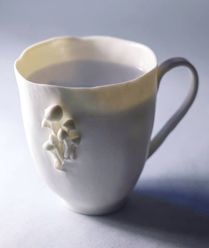 M�lant finesse extr�me et d�tails organiques, cette tasse brille par sa douce po�sie !