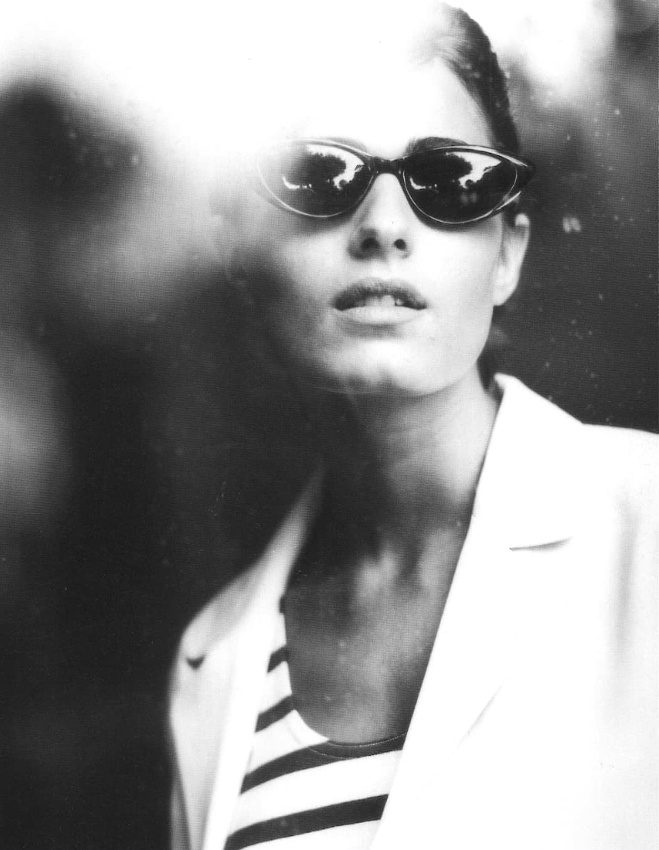 Lunettes cat-eye + top ray� + coiffure glam/sage = le bon mix