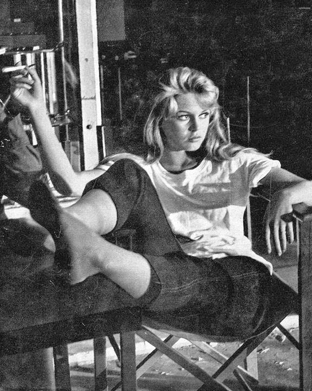 BB pieds nus et pensive : une photo qui a inspir� toute une g�n�ration de jeunes filles !