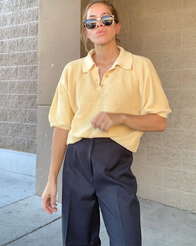 Polo mou en maille c�tel�e jaune + pantalon large � pinces bleu marine = le bon mix